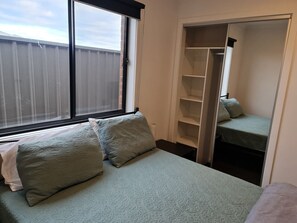 1 habitación, escritorio, tabla de planchar con plancha y cuna de viaje