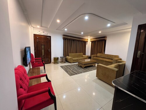 Luxury 2BR View Mall Road