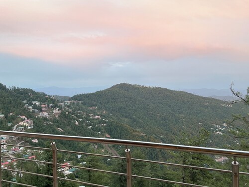 Luxury 2BR View Mall Road