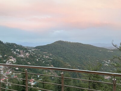 Luxury 2BR View Mall Road