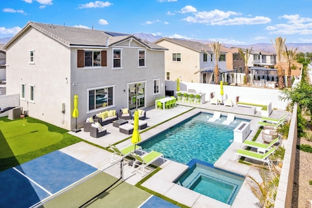 A heated pool. Margaritaville | Pickleball, Pool+Spa, GameRoom, BBQ, FirePits!