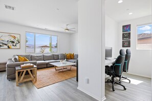 Smart TV, fireplace, foosball, offices - Margaritaville | Pickleball, Pool+Spa, GameRoom, BBQ, FirePits! (Coachella)