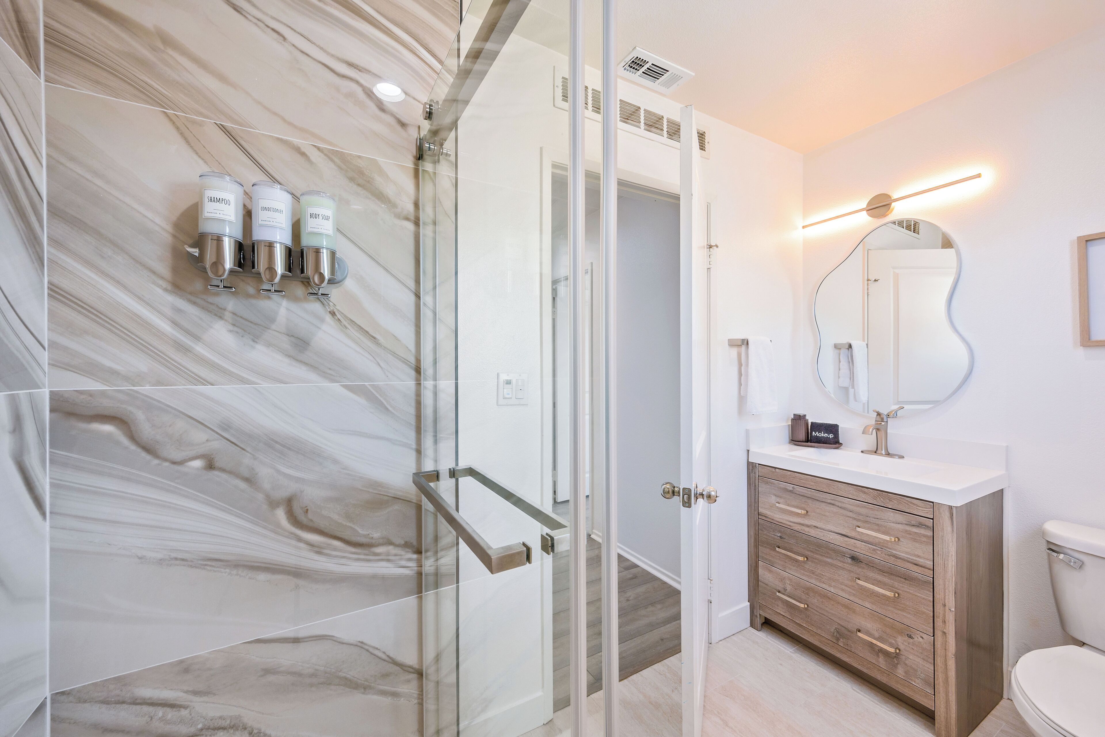 Een douche, een haardroger, handdoeken