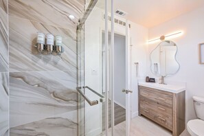 Shower, hair dryer, towels - Margaritaville | Pickleball, Pool+Spa, GameRoom, BBQ, FirePits! (Coachella)