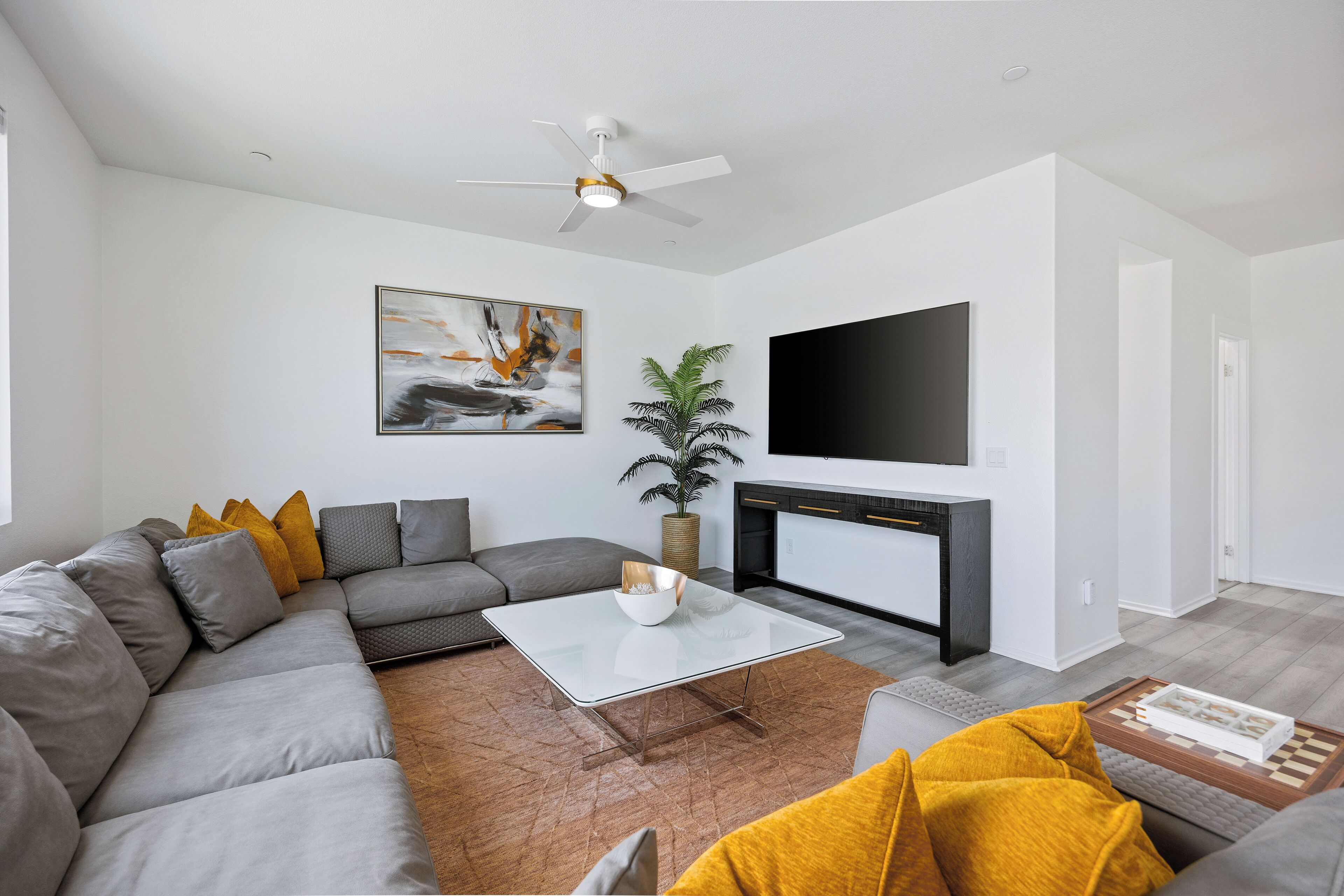 Smart TV, chimenea, futbolito y oficina 