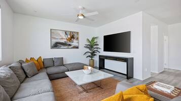 Smart TV, chimenea, futbolito y oficina