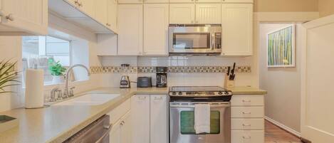 冰箱、微波炉、烤箱、炉灶