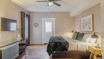 5 bedrooms, desk, iron/ironing board, travel crib