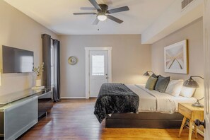 5 bedrooms, desk, iron/ironing board, travel crib