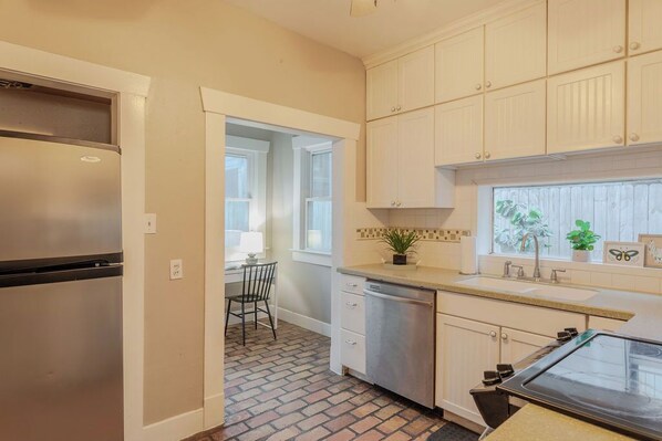 冷蔵庫、電子レンジ、オーブン、コンロ