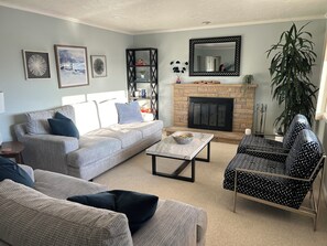 Smart TV - 4-bedroom house in fabulous Sandy close to Skiing, hiking, city (Sandy)