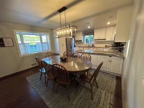 Dining - 4-bedroom house in fabulous Sandy close to Skiing, hiking, city (Sandy)