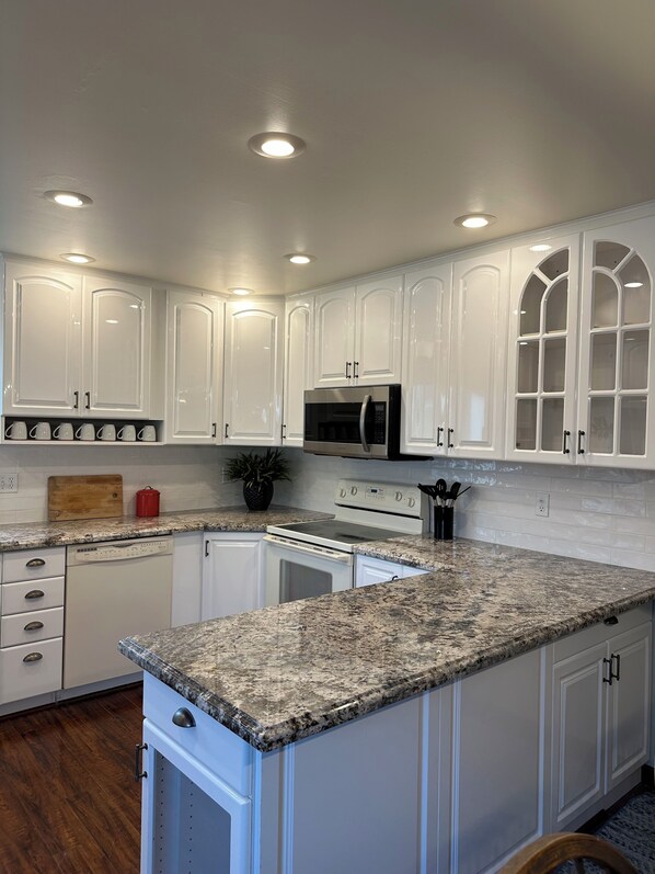 Micro-ondes, four, plaque de cuisson, lave-vaisselle