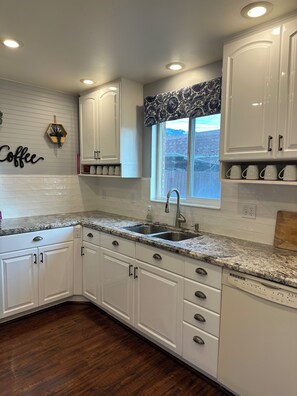 Microwave, oven, stovetop, dishwasher - 4-bedroom house in fabulous Sandy close to Skiing, hiking, city (Sandy)