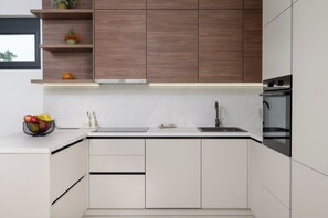 Refrigerador, microondas, horno, placa de cocina
