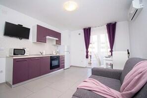 TV - Apartments Lotus with Pool by Istrabook (Premantura)