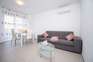 TV - Apartments Lotus with Pool by Istrabook (Premantura)