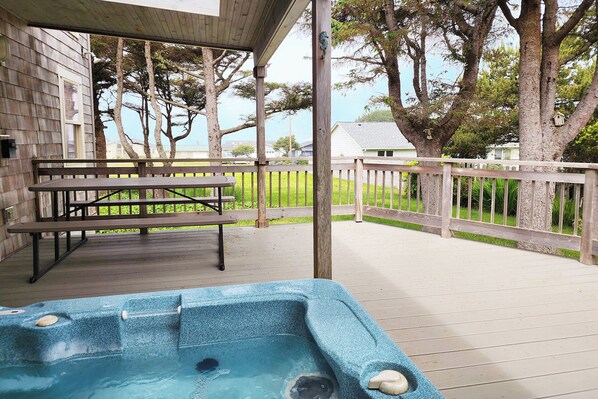 Outdoor spa tub