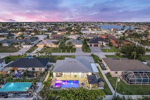 Exterior - Perfect Sunsets, Heated Pool & Spa, Private Cabana - Pearlstone Retreat - Roelens (Cape Coral)