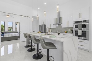 Fridge, microwave, oven, stovetop - Perfect Sunsets, Heated Pool & Spa, Private Cabana - Pearlstone Retreat - Roelens (Cape Coral)