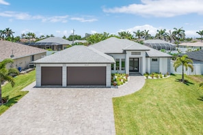 Exterior - Perfect Sunsets, Heated Pool & Spa, Private Cabana - Pearlstone Retreat - Roelens (Cape Coral)