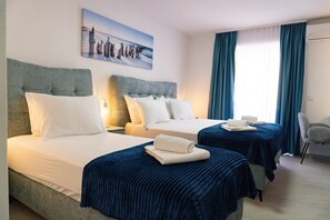 ห้องดีลักซ์ทริปเปิล, ระเบียง, วิวเมือง | เตียงเสริม