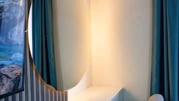 Habitación triple Deluxe, balcón, vistas a la ciudad | Escritorio y wifi gratis