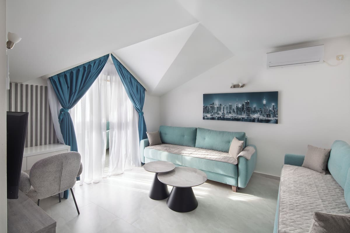 Comfort Apartment, Balcony | Living area