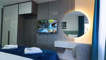 Deluxe Triple Room, Balcony, City View | Desk, free WiFi