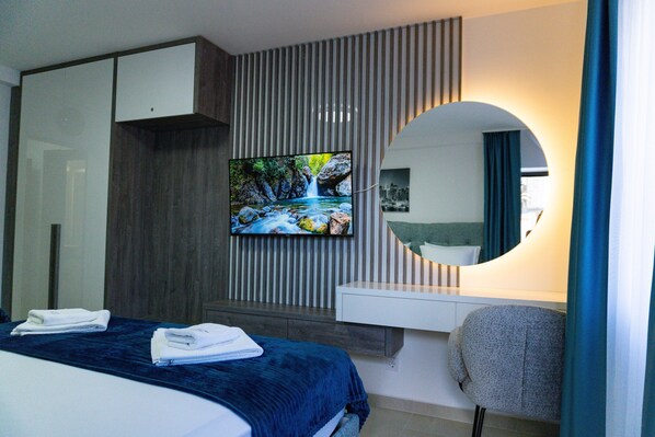 Tripla Deluxe, balcone, vista città | Una scrivania, Wi-Fi gratuito