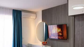 Kamar Triple Deluks, balkon, pemandangan kota | Meja kerja dan Wi-Fi gratis