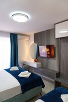 Escritorio, wifi gratis y ropa de cama 
