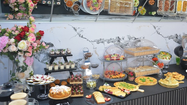 Un buffet proposant une variété de plats et agrémenté d’une composition florale.
