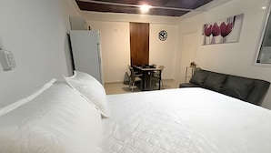 A bedroom with a large bed, a desk, and a chair. - Apartamento cerca a la playa Punta Roca (Puerto Colombia)