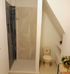 Basic Apartment | Bathroom