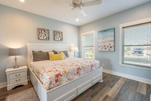 5 bedrooms, desk, free WiFi, bed sheets