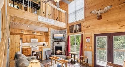 Bearly Hidden: Peaceful Creekside Escape with Hot Tub