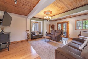 TV - Donner Lake Getaway5-bedroom, 3-bathroom home perfect for up to 10 guests (Truckee)