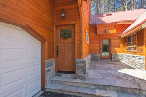 Exterior detail - Donner Lake Getaway5-bedroom, 3-bathroom home perfect for up to 10 guests (Truckee)