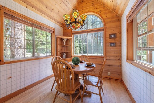 Donner Lake Getaway5-bedroom, 3-bathroom home perfect for up to 10 guests