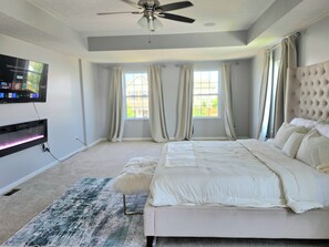 4 bedrooms, desk, iron/ironing board, travel cot - Your Home Away from Home (Marysville)