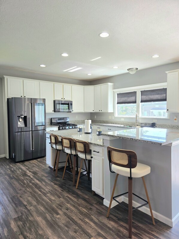 Microwave, oven, stovetop, dishwasher - Your Home Away from Home (Marysville)