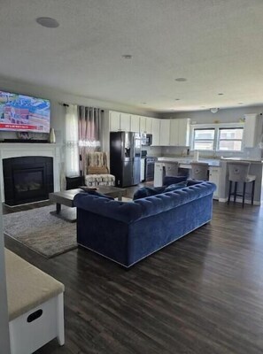Smart TV, fireplace