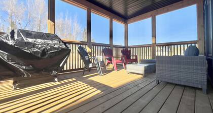 Muskoka Escape: 4BR Luxury New Cottage | Algonquin Park| Ski | Family-friendly!