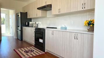 Réfrigérateur, bouilloire électrique, grille-pain, chaise haute