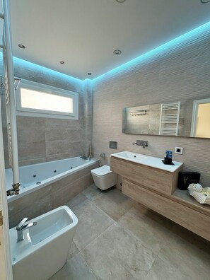 Dusche, Whirlpool, Haartrockner, Bidet