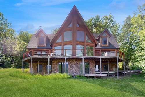 Spectacular home w/ views, expansive deck & hot tub; close to skiing & hiking