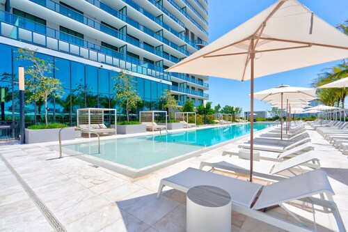 Oceanview Corner 2BR/2BA in Miami Beach + Beach Club 1710GP