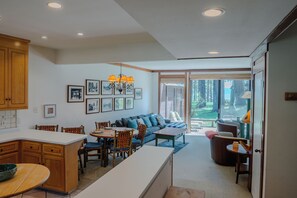 テレビ、暖炉、書庫