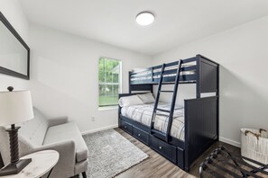 3 bedrooms, iron/ironing board, WiFi, bed sheets